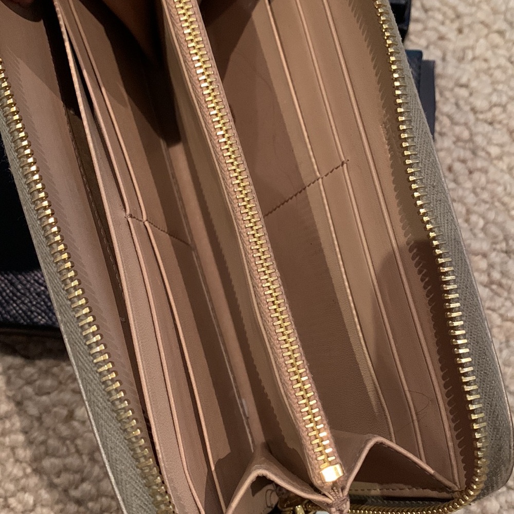 Prada Wallet - Picture 6 of 7